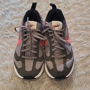 Nike Air max dawn gray and red tennishoes‎ size 5 1/2 youth